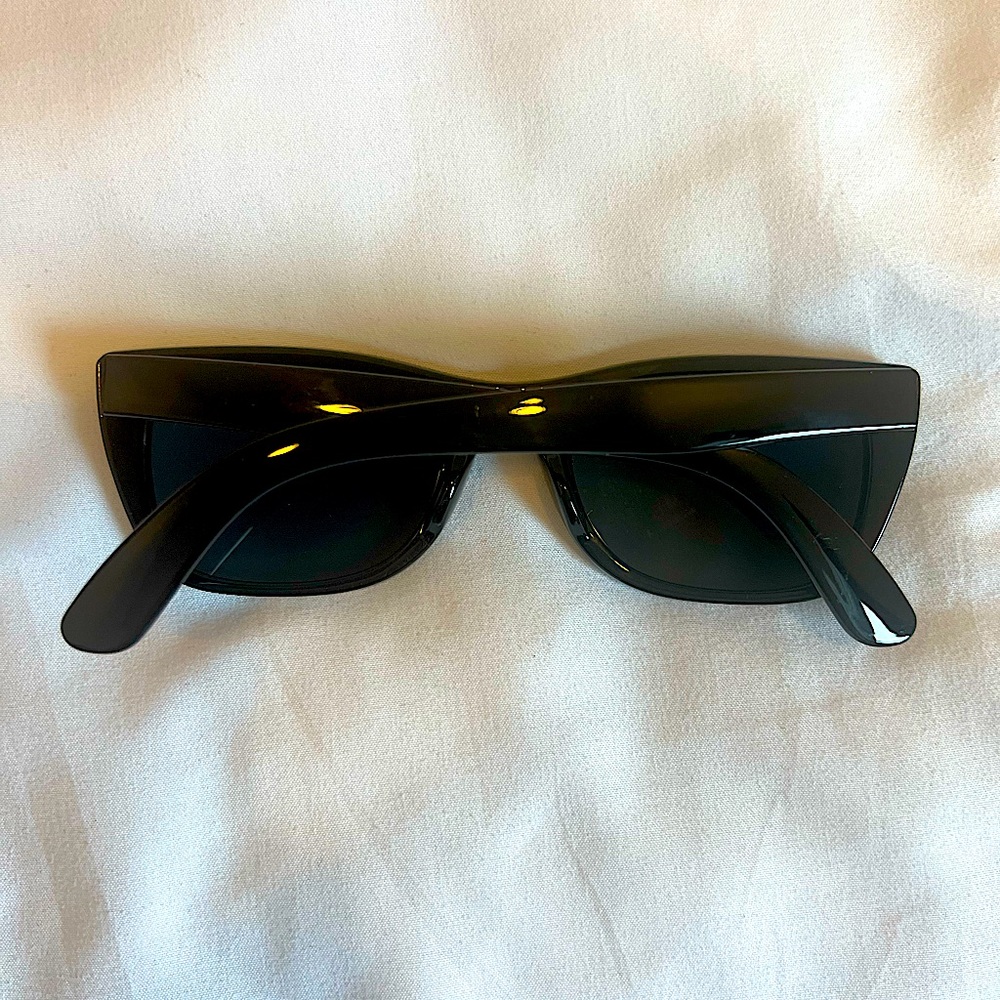 Retro Inspired Rectangle Sunglasses - Picture 3 of 3